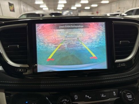 Used 2022 Chrysler Pacifica Touring-L image 9