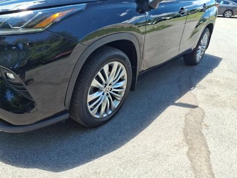 Used 2022 Toyota Highlander Platinum AWD/4WD image 4