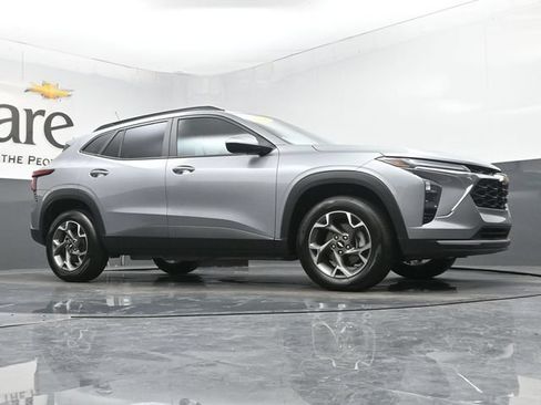 Used 2025 Chevrolet Trax LT w/ Driver Confidence Package FWD image 2