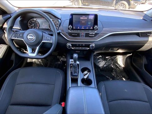 Used 2025 Nissan Altima 2.5 SV FWD image 14