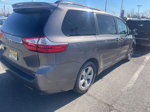 Used 2017 Toyota Sienna LE image 2