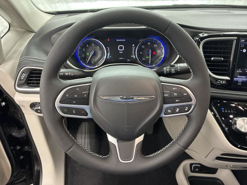 Used 2024 Chrysler Pacifica Touring-L FWD image 23