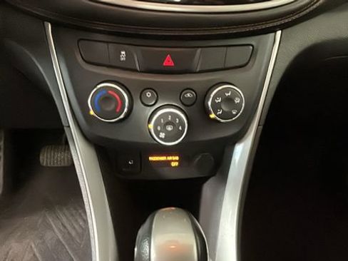 Used 2017 Chevrolet Trax LT w/ LT Convenience Package FWD image 23