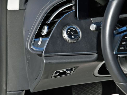 Used 2025 Mercedes-Benz E 350 Sedan image 11