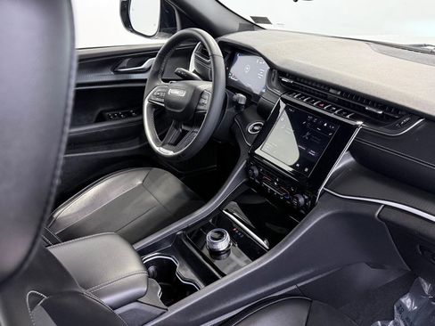 Certified 2024 Jeep Grand Cherokee Altitude image 13