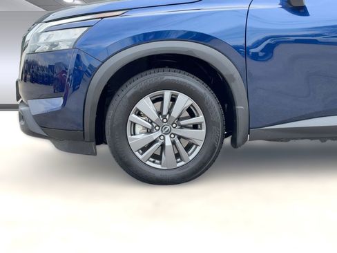 Used 2025 Nissan Pathfinder SV image 12