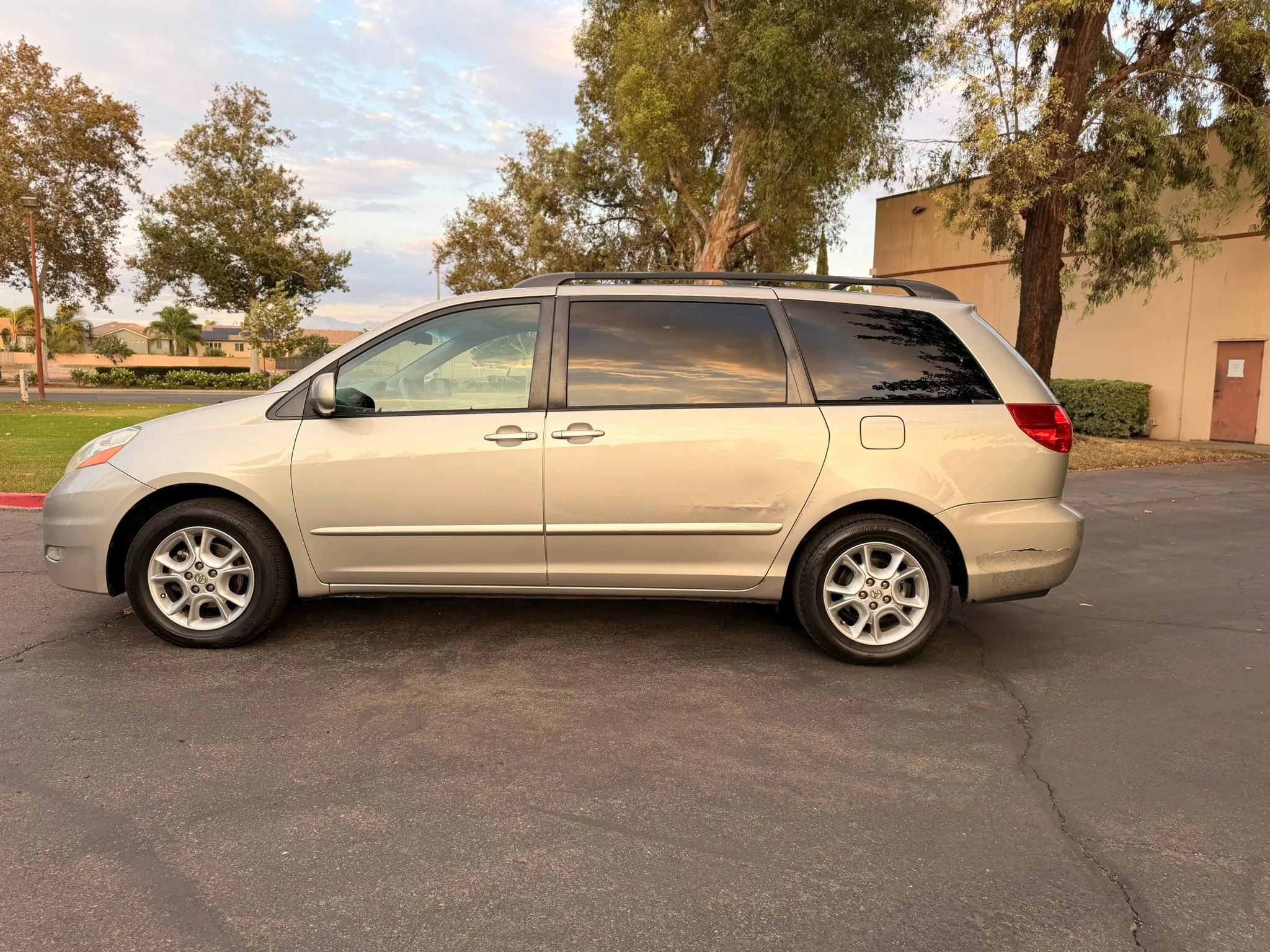 Used 2006 Toyota Sienna XLE w/ XLE Pkg 6 FWD image 2