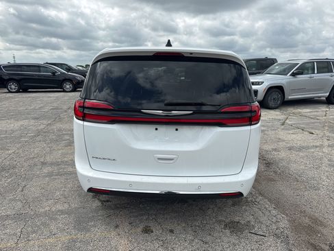 Used 2023 Chrysler Pacifica Touring-L FWD image 7