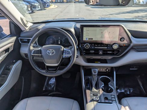 Used 2023 Toyota Highlander Limited image 18