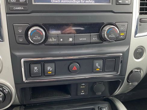 Used 2018 Nissan Titan SV w/ SV Convenience Package image 17