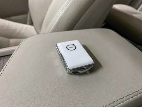 Used 2024 Volvo XC90 B6 Core AWD/4WD image 9