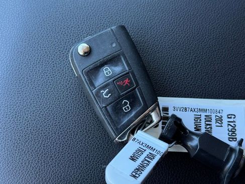 Used 2021 Volkswagen Tiguan SE image 34