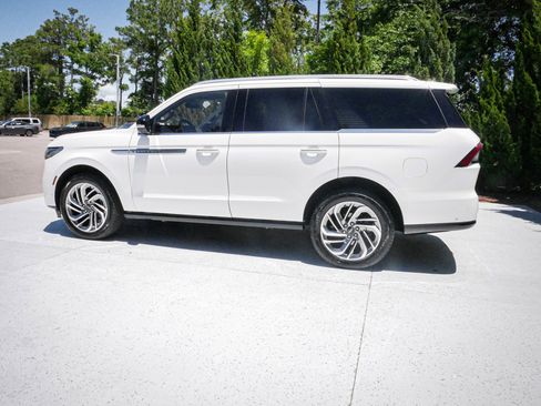 Used 2025 Lincoln Navigator Reserve AWD/4WD image 7