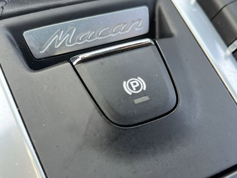 Used 2021 Porsche Macan w/ Premium Package image 33