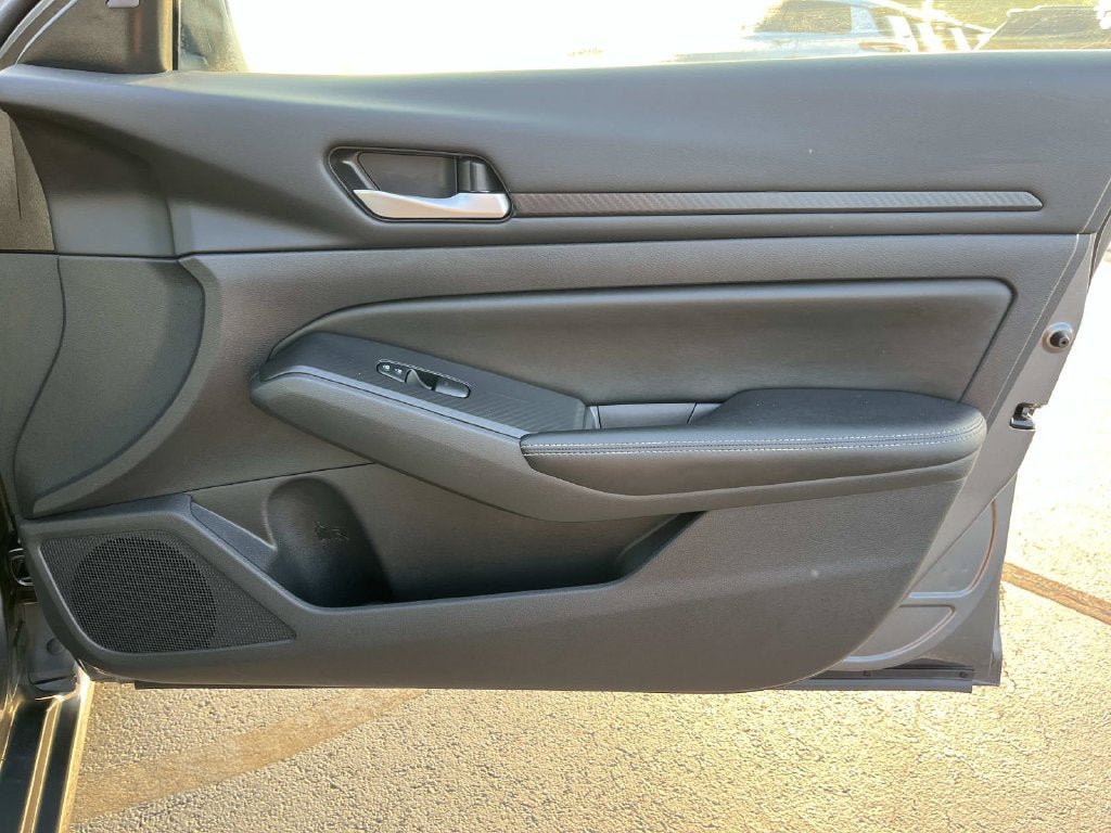 Used 2025 Nissan Altima 2.5 SV FWD image 21
