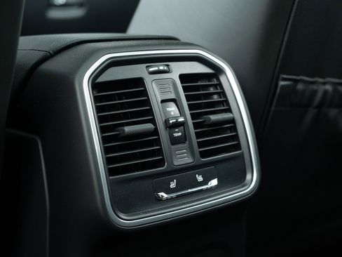 Used 2023 Porsche Macan AWD/4WD image 38