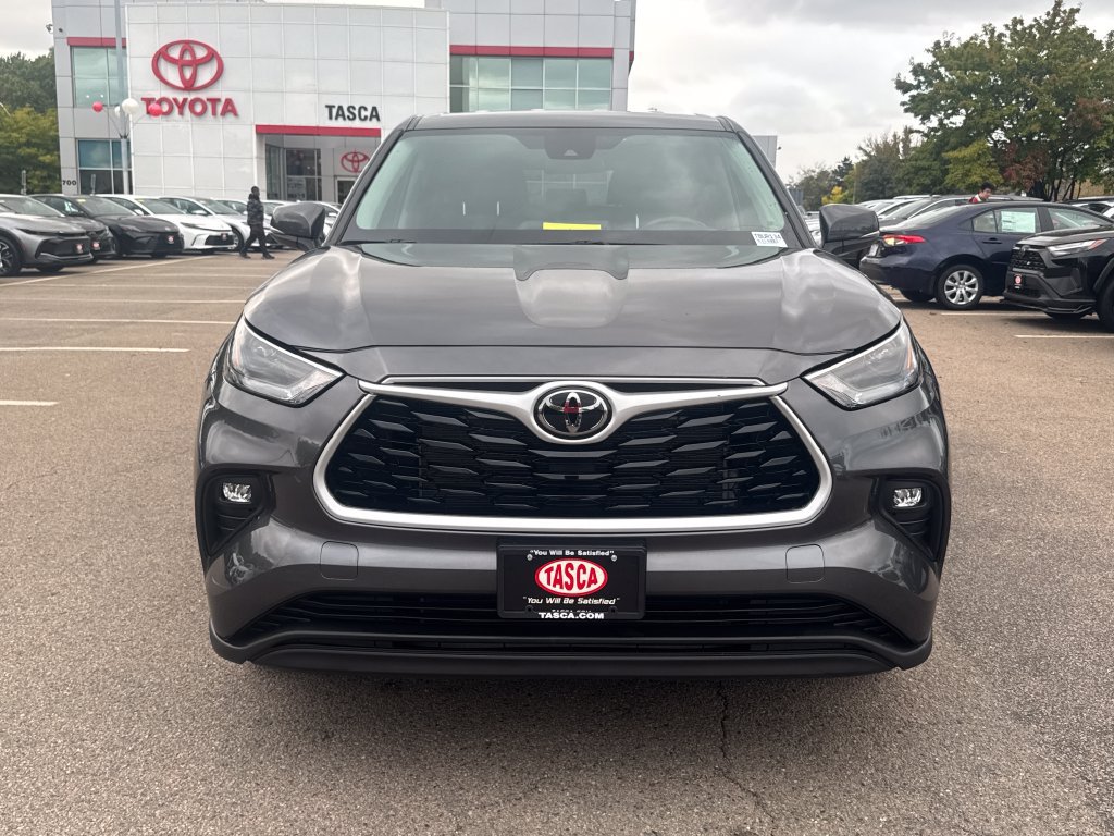 Used 2025 Toyota Highlander LE AWD/4WD image 2