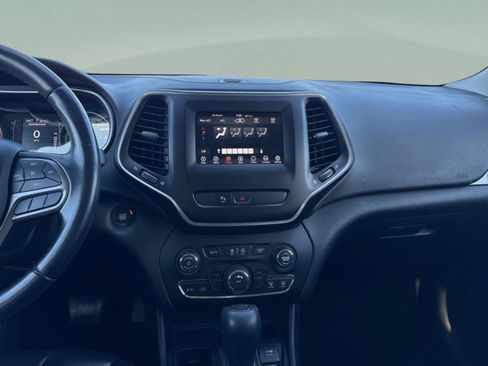 Used 2019 Jeep Cherokee Latitude Plus image 12