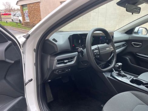 Used 2025 Kia K4 LXS image 33