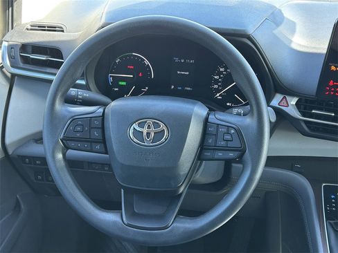 Used 2023 Toyota Sienna LE image 42