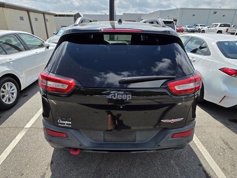 Used 2018 Jeep Cherokee Trailhawk image 3