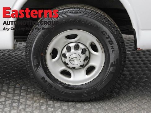 Used 2018 Chevrolet Express 2500 w/ Driver Convenience Package RWD image 8