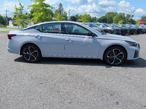 Used 2025 Nissan Altima 2.5 SR AWD/4WD image 2