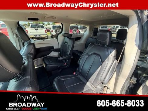 Used 2022 Chrysler Pacifica Touring-L FWD image 14