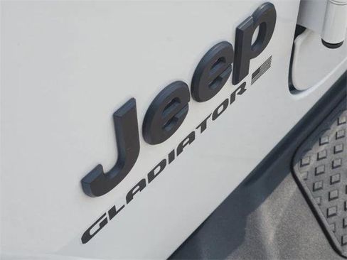 Certified 2023 Jeep Gladiator Overland AWD/4WD image 12
