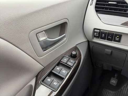 Used 2017 Toyota Sienna XLE w/ XLE Navigation Package image 25