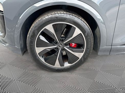 Certified 2025 Audi SQ6 e-tron Prestige AWD/4WD image 32