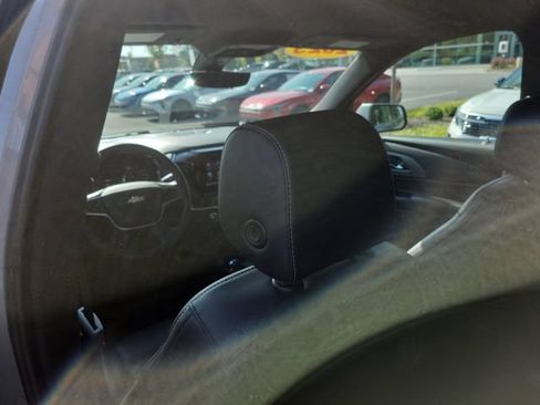 Used 2023 Chevrolet Traverse LT w/ Rear Camera Mirror Package FWD image 19