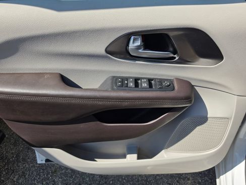 Used 2017 Chrysler Pacifica LX FWD image 5