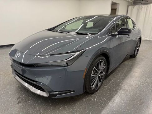 Used 2025 Toyota Prius XLE image 5