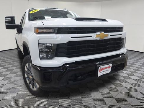 Used 2024 Chevrolet Silverado 2500 Custom w/ Custom Value Package AWD/4WD image 2