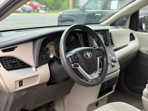 Used 2015 Toyota Sienna L FWD image 9