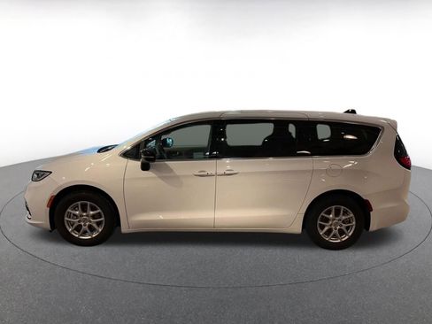 Used 2024 Chrysler Pacifica Touring-L image 9