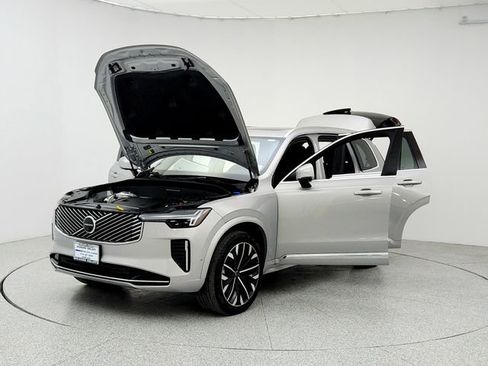 Certified 2025 Volvo XC90 B6 Plus image 9