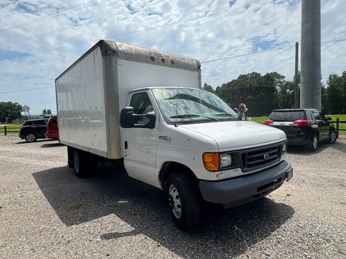 Used 2006 Ford E-350 and Econoline 350 Super Duty RWD image 12