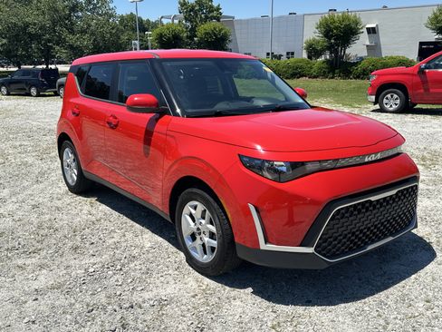 Used 2024 Kia Soul LX w/ Option Group 015 FWD image 3