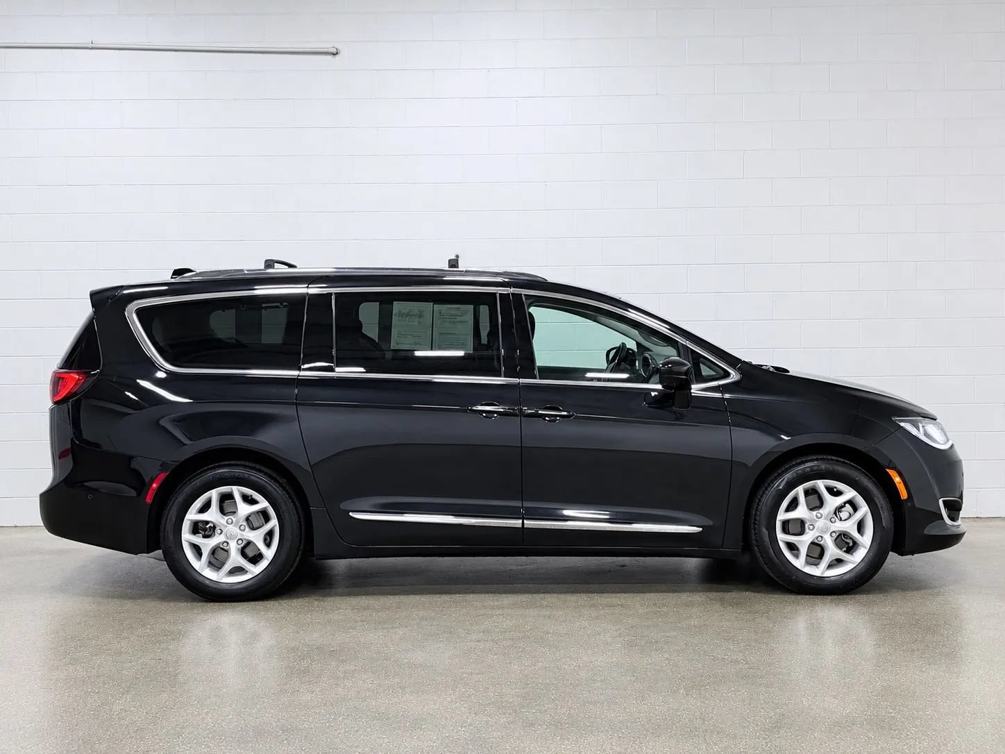 Used 2017 Chrysler Pacifica Touring-L Plus w/ Advanced Safetytec Group FWD image 2