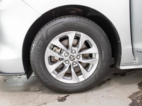 Used 2021 Toyota Sienna LE FWD image 28