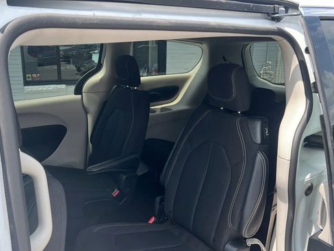 Used 2022 Chrysler Voyager LX image 12