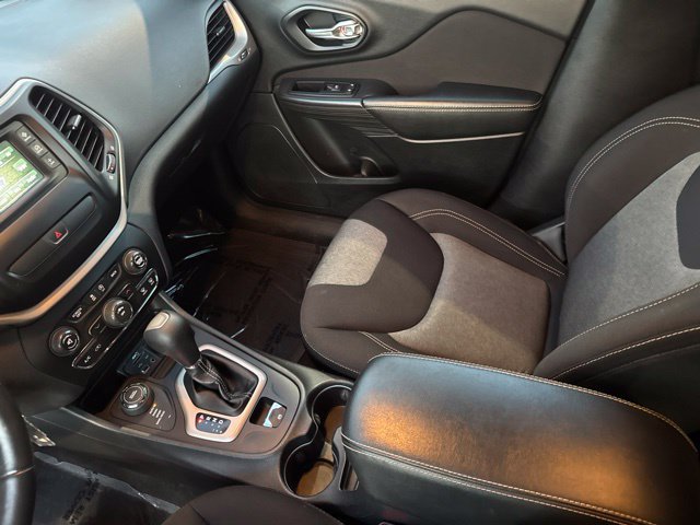 Used 2016 Jeep Cherokee Sport w/ Cold Weather Group AWD/4WD image 28