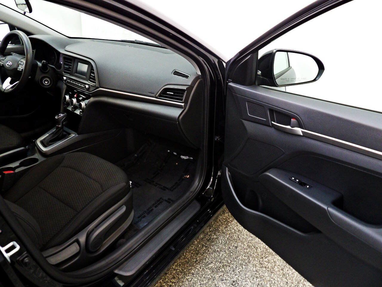 Used 2019 Hyundai Elantra SE w/ Cargo Package FWD image 12
