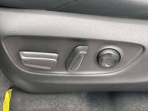 Used 2021 Toyota Venza XLE w/ Softex Package AWD/4WD image 18