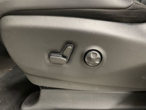 Used 2024 Chrysler Pacifica Select image 15