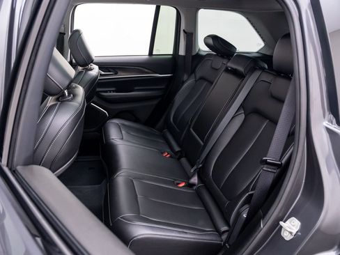 Used 2023 Jeep Grand Cherokee Limited AWD/4WD image 17