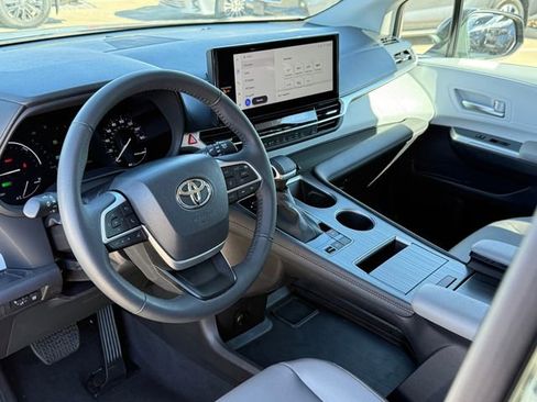 Used 2025 Toyota Sienna XLE image 10
