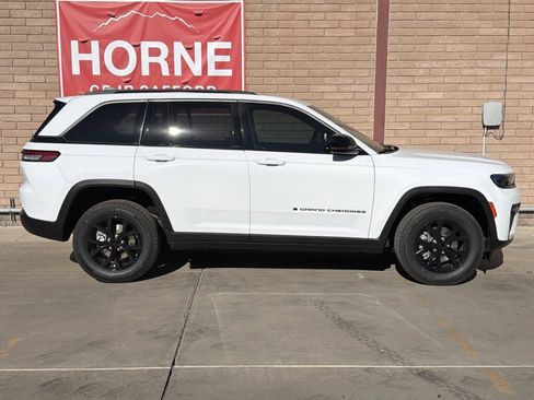 New 2026 Jeep Grand Cherokee Altitude image 7